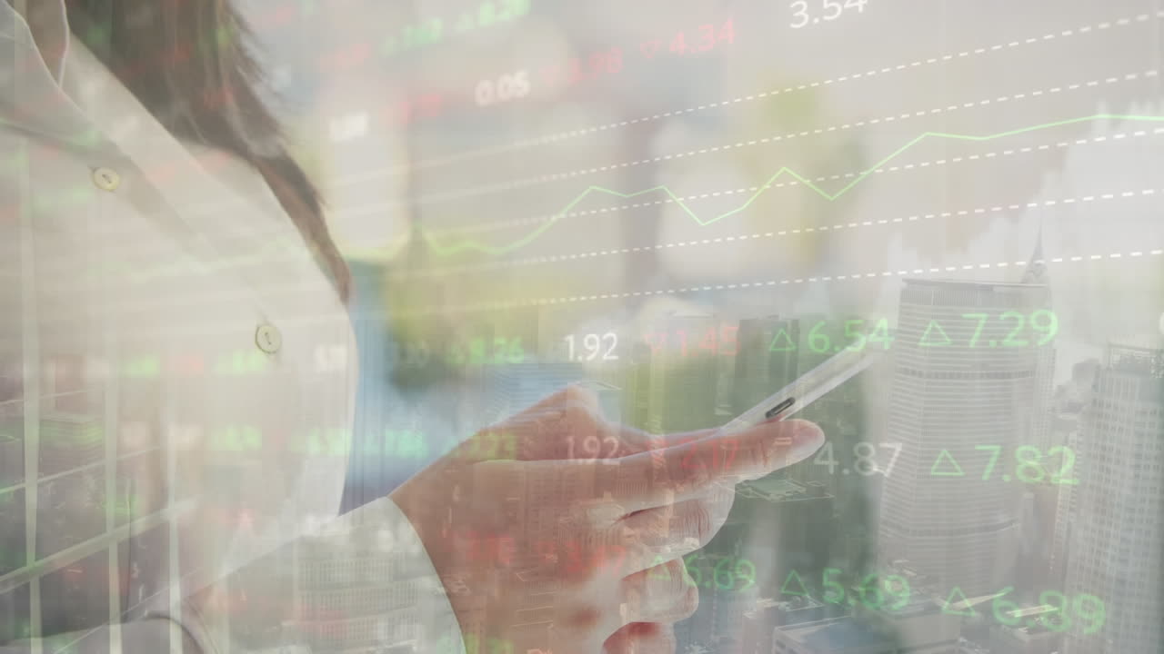 animación del procesamiento de datos financieros sobre una mujer caucásica que usa un teléfono inteligente