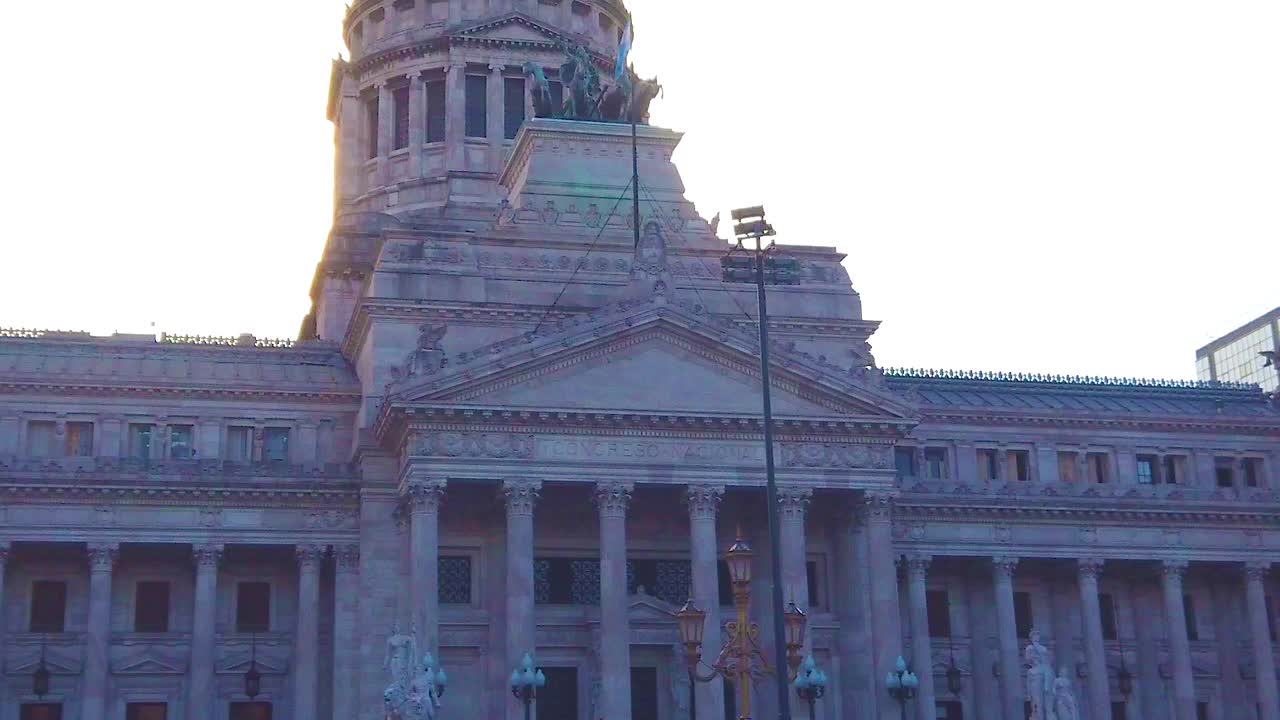 Panoramica del Congresso Nazionale Argentino allo skyline all'ora d'oro, punto di riferimento governativo nella città di Buenos Aires.