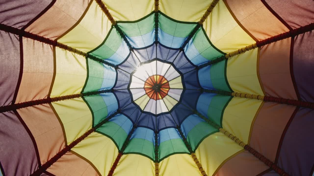 Ombrellone Colorato Che Si Illumina Mentre Il Sole Sorge Dietro Il Fulcro, Retroilluminando I Pannelli Per Uso Di Design
