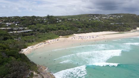 Turistas-Nadando-Y-Surfeando-En-La-Playa-De-Cilindros-Durante-Las-Vacaciones-De-Verano---Mirador-De-Punto,-Isla-De-North-Stradbroke,-Australia