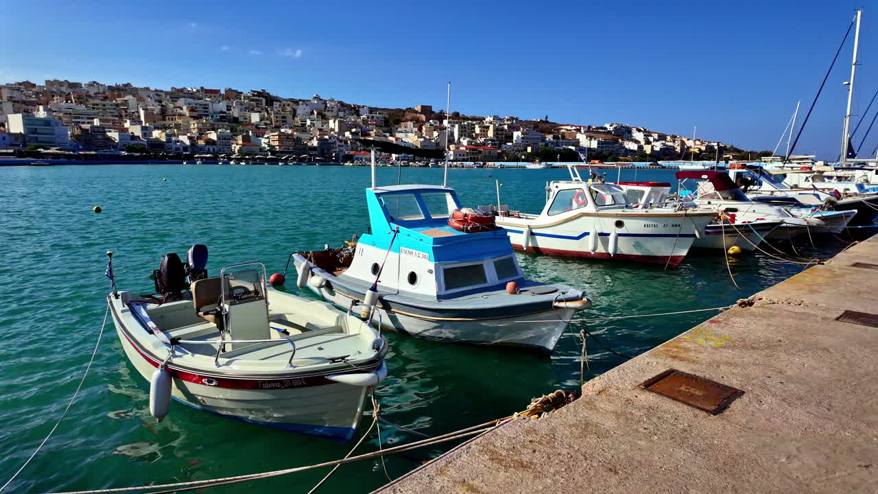 Barche ancorate che galleggiano a Elounda, Creta, Grecia.