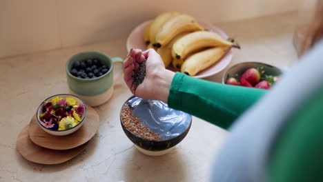 mujer, mano y cuenco de muesli para la dieta