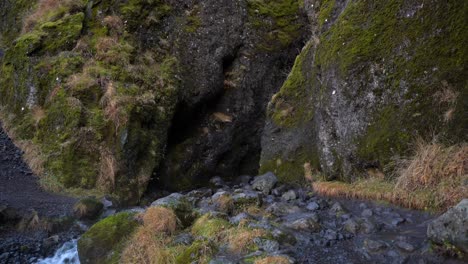 Nacimiento-De-Un-Pequeño-Río-Entre-Rocas-Con-Moho-O-Cardenillo