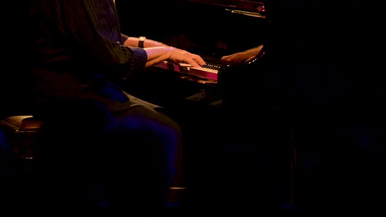 Pianista jazz a un concerto, scena teatrale, pianoforte, video.