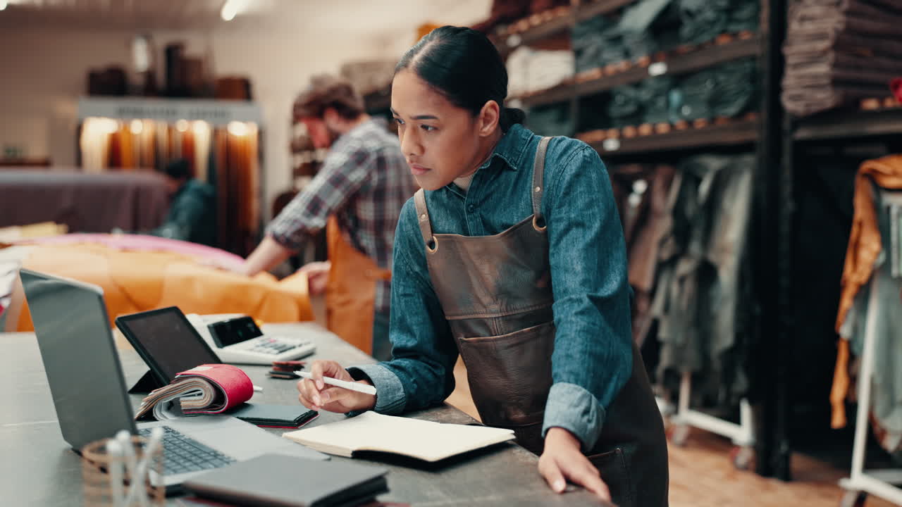 portátil, pensando y planeando con una mujer