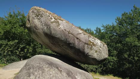 las gigantescas piedras de equilibrio natural de pena do equilibrio en ponteareas, pontevedra, españa