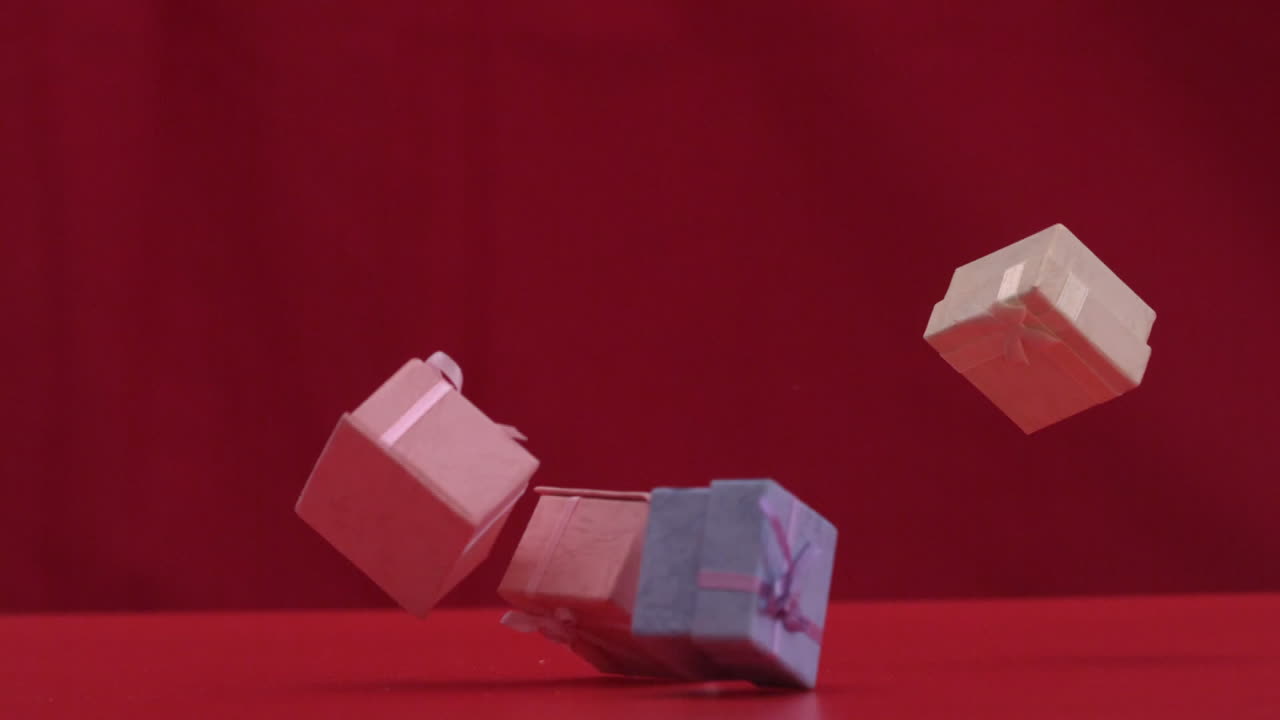 빨간 바탕에 떨어지는 선물