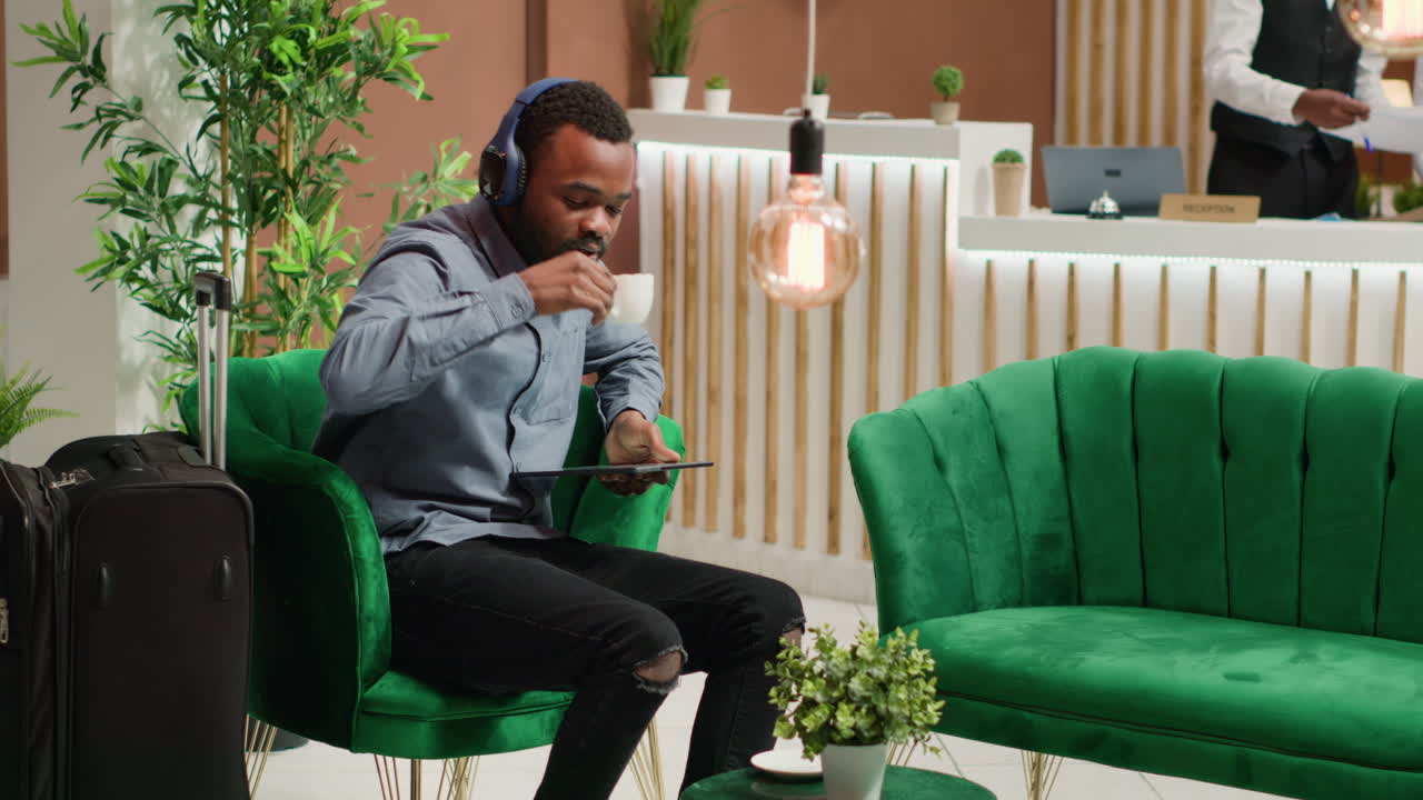 Besøgende lytter til musik i receptionen