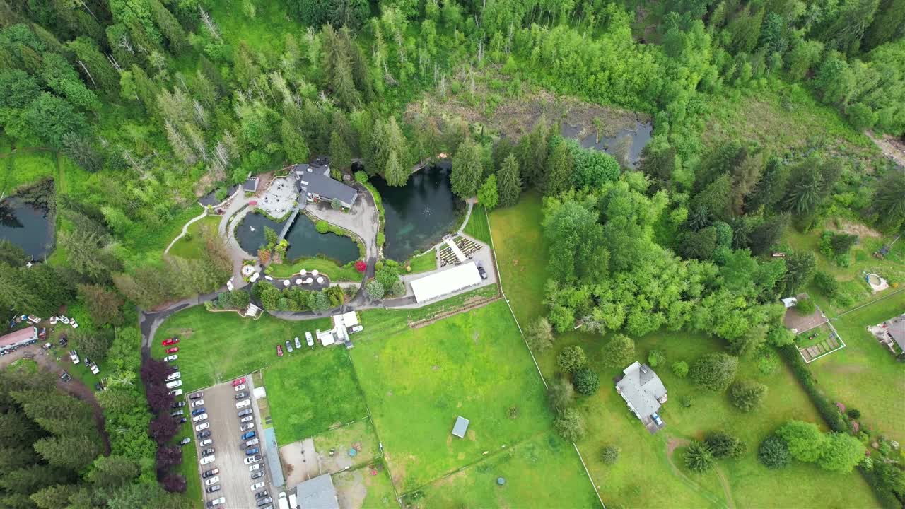 호수 를 가진 농장 의 무인 항공기 에서의 공중 전망