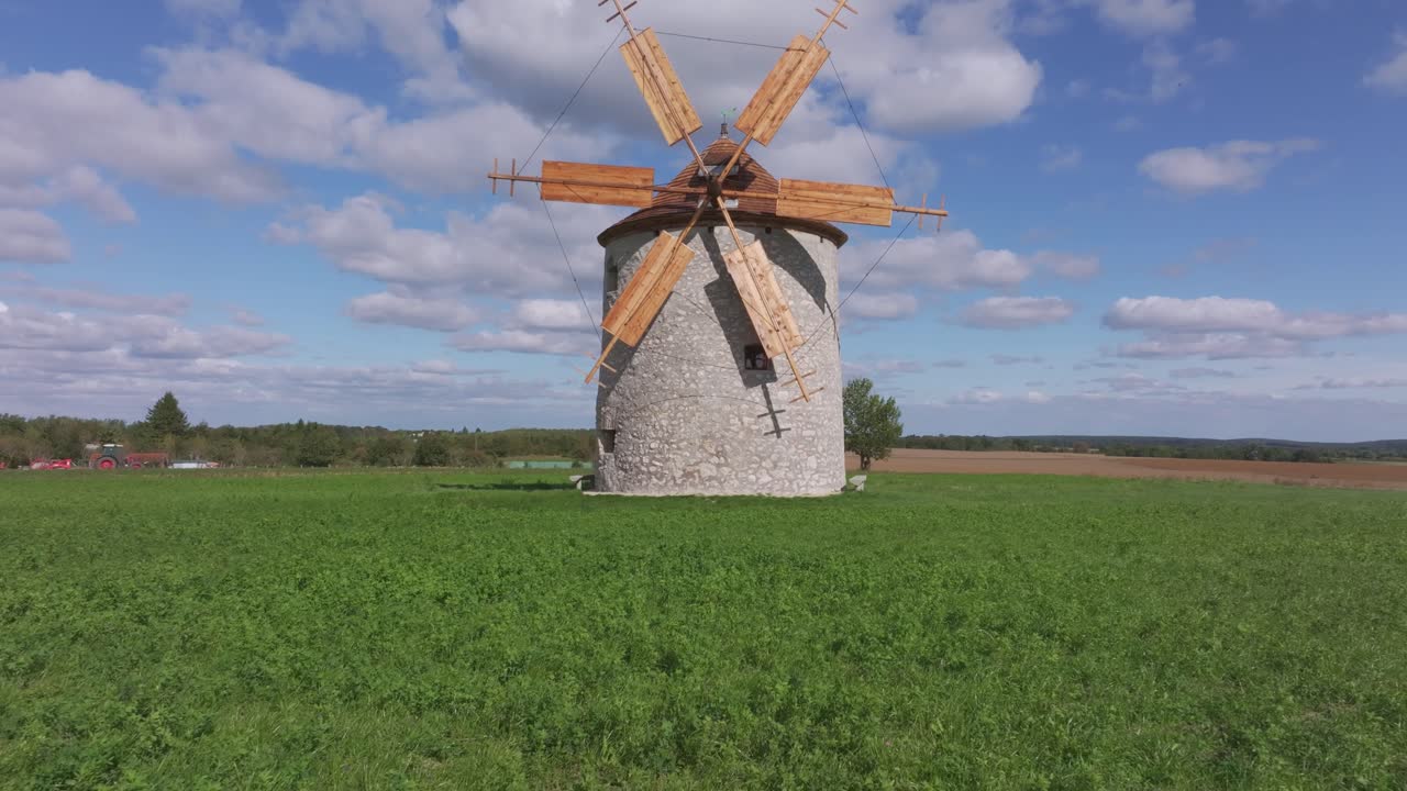 Citra drone kincir klasik di jantung pedesaan, Hungaria