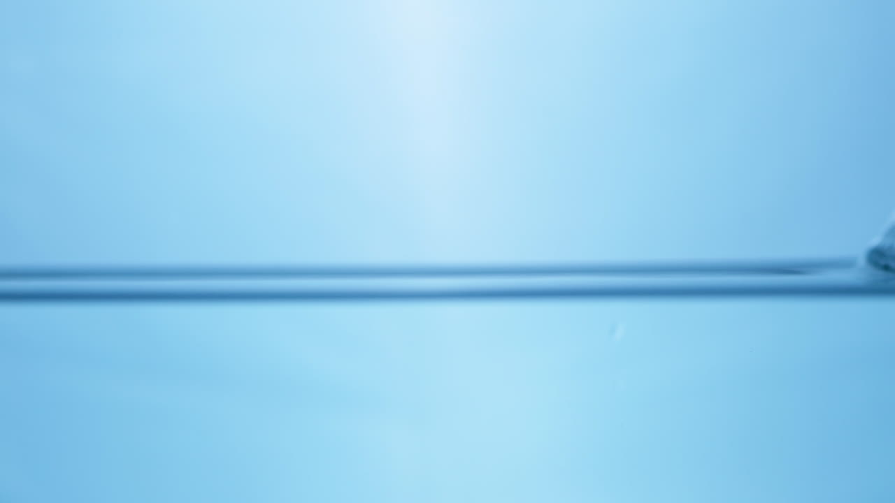 파란색 배경으로 표면에서 물 물결의 움직임