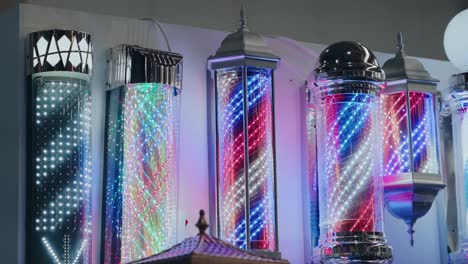fila de postes de barbería vibrantes e iluminados con iluminación dinámica