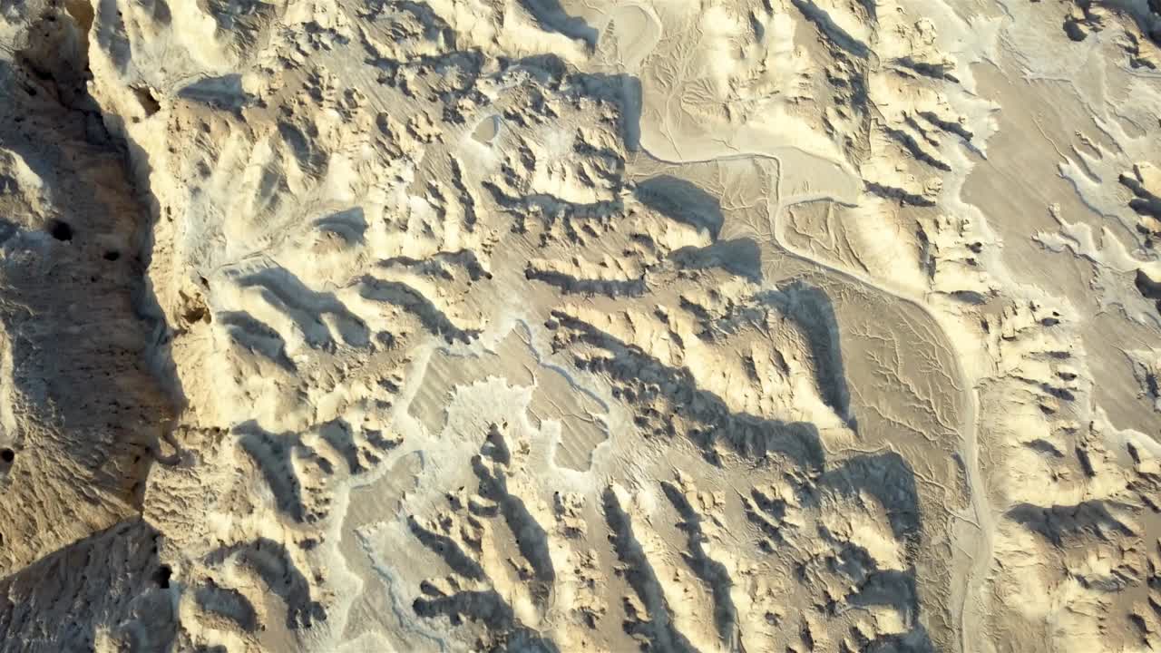 vista aérea sobre un gran wadi con roca sedimentaria suave, el desierto de arava