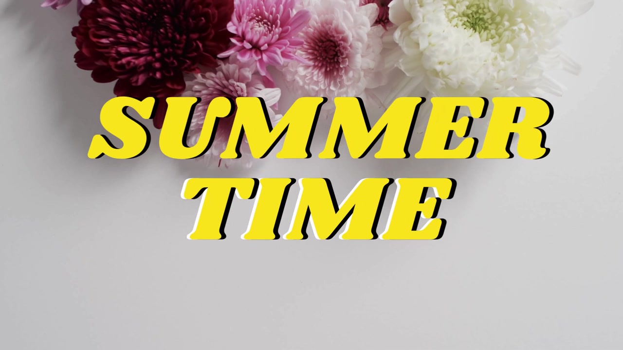 Titel „SOMMERZEIT“ setzt sich leicht mit Blumencluster nach schneller Einblendung für Sommer-Branding.