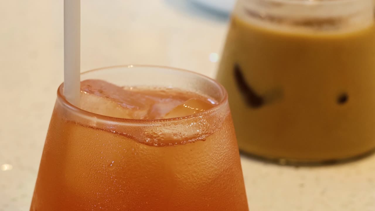 시간이 지남에 따라 즐기는 다양한 차가운 음료