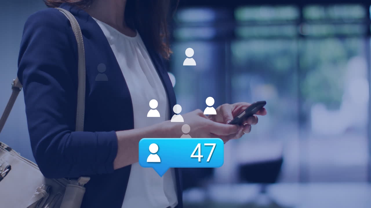 Person der bruger smartphone og modtager notifikationer fra sociale medier med animations-overlay