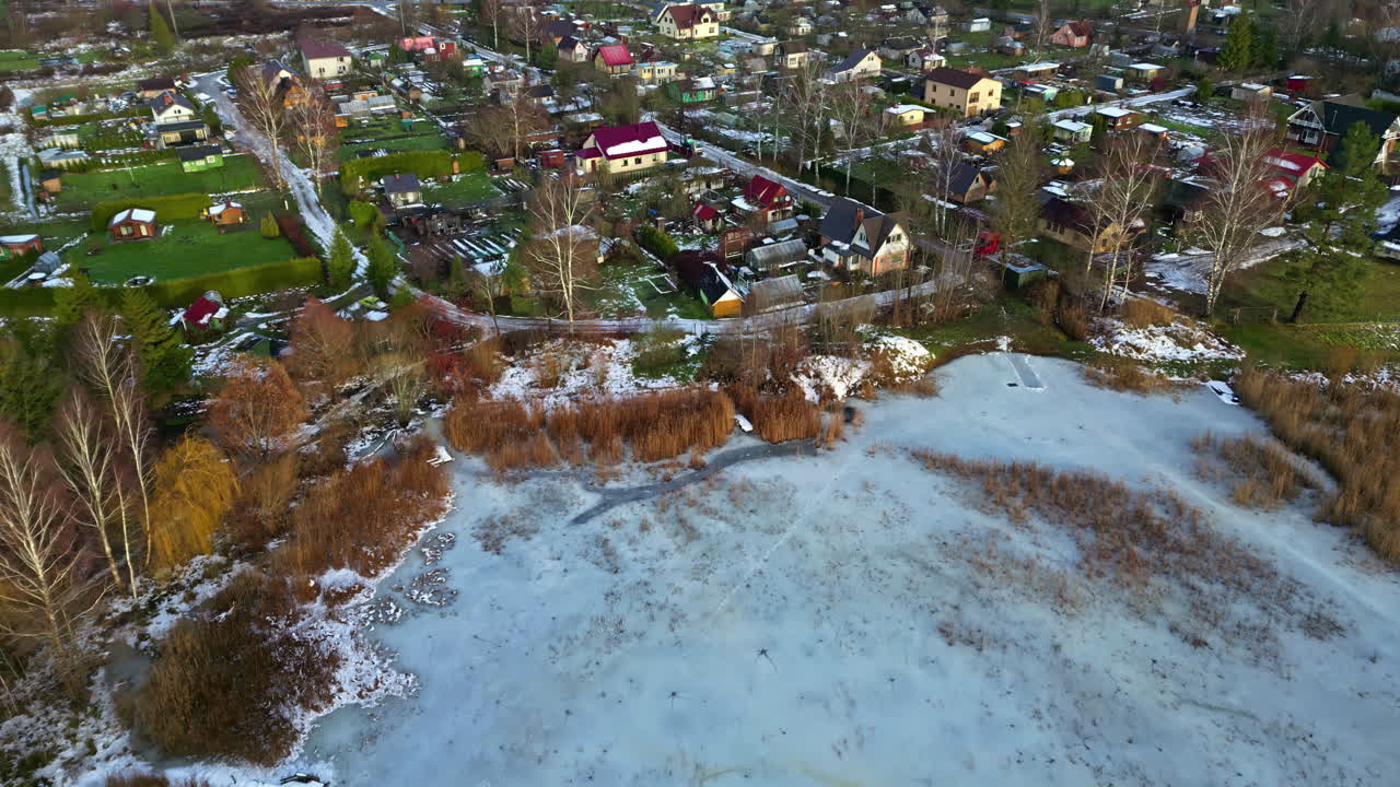 작은 시골 마을과 얼어붙은 호수, 공중 드론 뷰