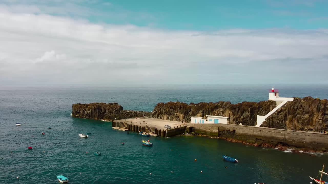 vuelo panorámico de drones sobre el mar azul en las playas de la isla de madeira