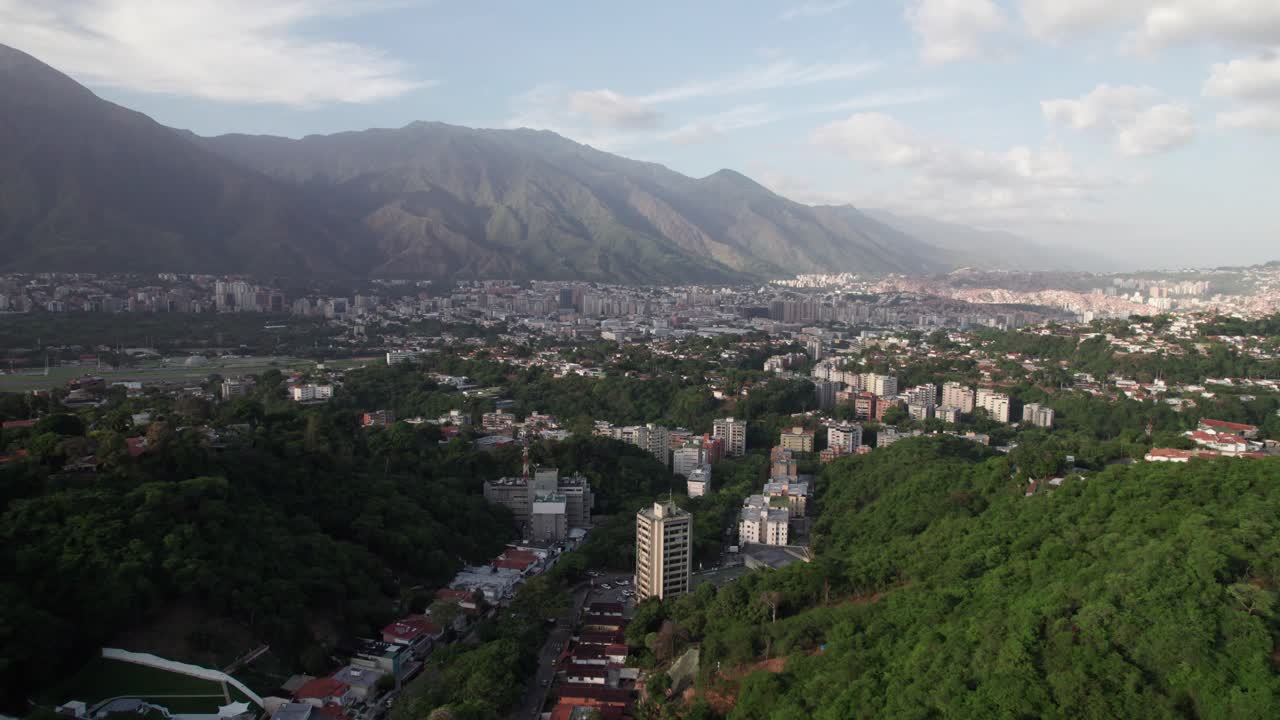 Paesaggio urbano con montagne