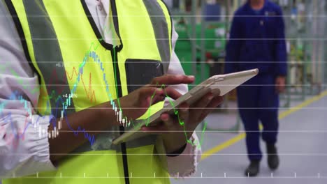 animación de procesamiento de datos sobre una trabajadora afroamericana que utiliza una tableta