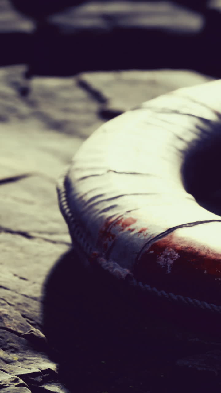 Salvagente appoggiato su una superficie di pietra vicino all'acqua in un'area pubblica
