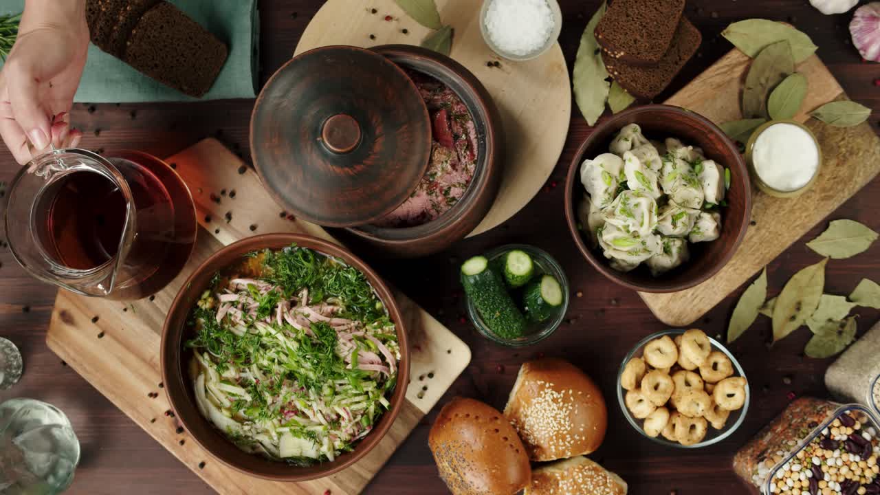 伝統的なロシアの冷製スープ「オクロシカ」を新鮮な食材で準備する。