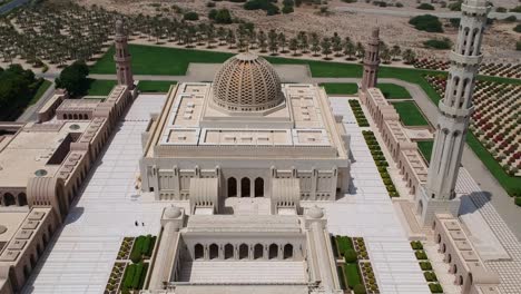 Drone-Aéreo-De-La-Gran-Mezquita-Del-Sultán-Qaboos-Con-Minarete-Y-Cúpula-En-Mascate,-En-El-Sultanato-De-Omán