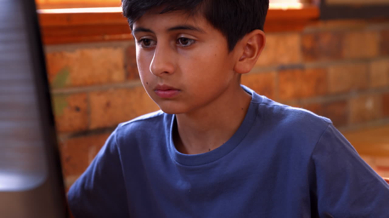 alumnos en clase de informática en la escuela