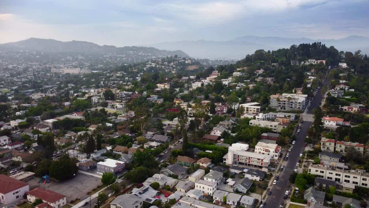 Ampia inquadratura stabilita con drone di case residenziali a Hollywood Hills.