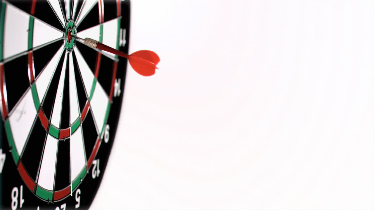 dardo rojo lanzado en cámara súper lenta