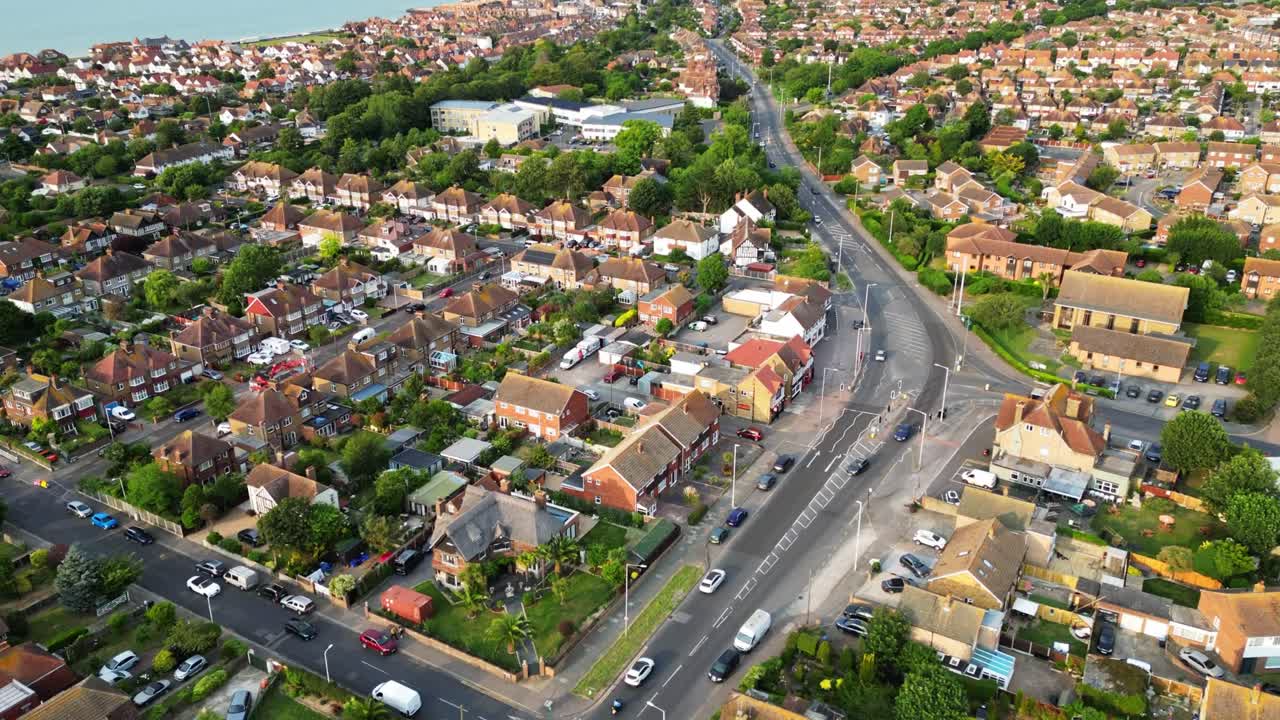 Un timelapse di case a schiera, edifici e auto in una città inglese