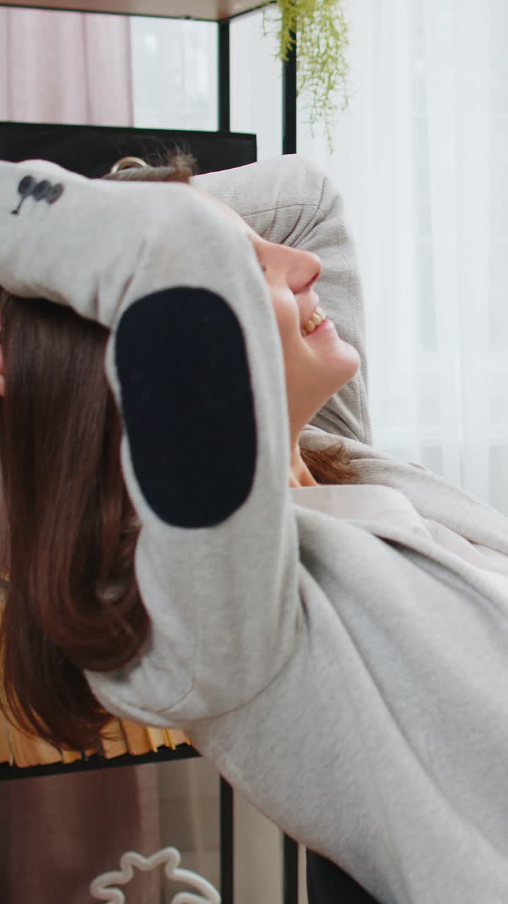 사업가 여성 프리랜서가 휴식을 취합니다. 일 후 의자에 기대어 성공을 축하합니다. 승리 승리.