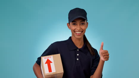 mujer feliz, entrega y caja con los pulgares hacia arriba