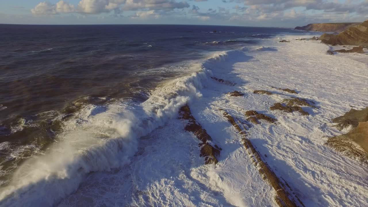 grandes olas en el punto más al sur oeste de europa, cabo de são vicente y sagres en el algarve, portugal