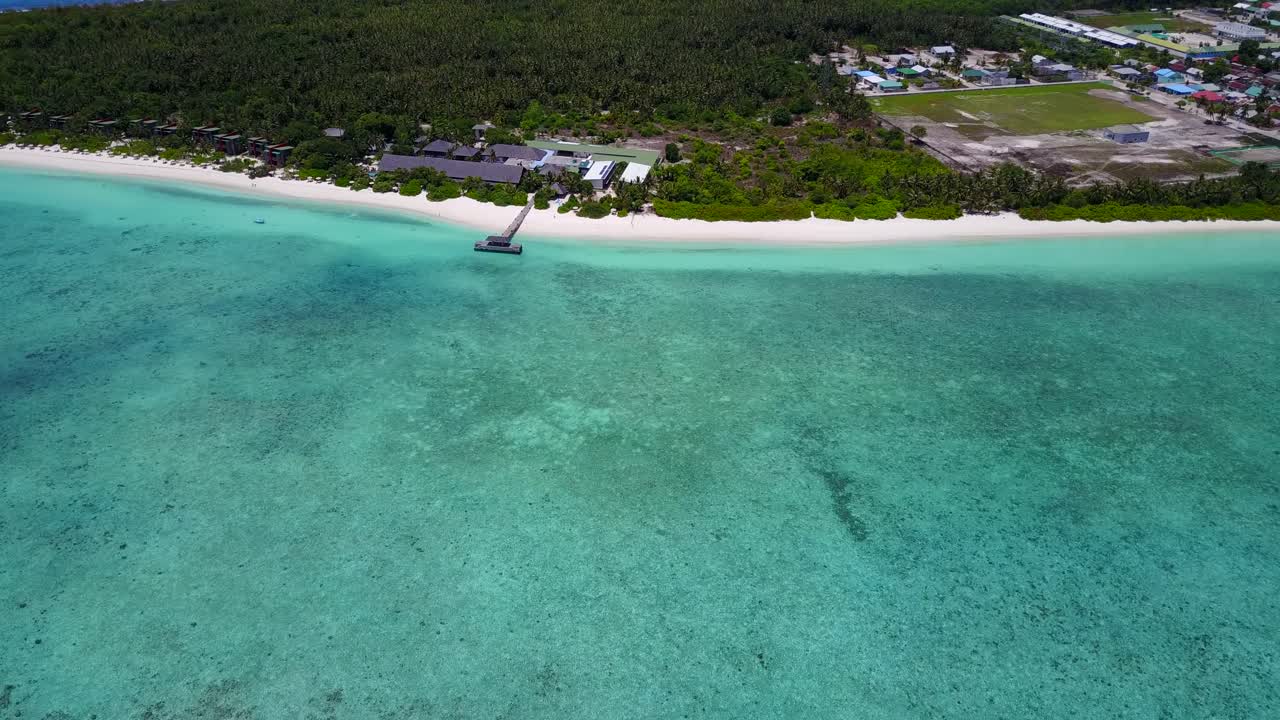 мягкое падение над экзотическим мальдивским островом в яркий солнечный день