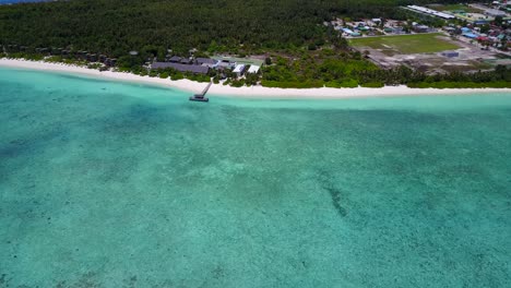 Sanfter-Schwebeflug-über-Die-Exotische-Malediven-Insel-An-Einem-Hellen,-Sonnigen-Tag