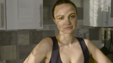 mujer en una cocina