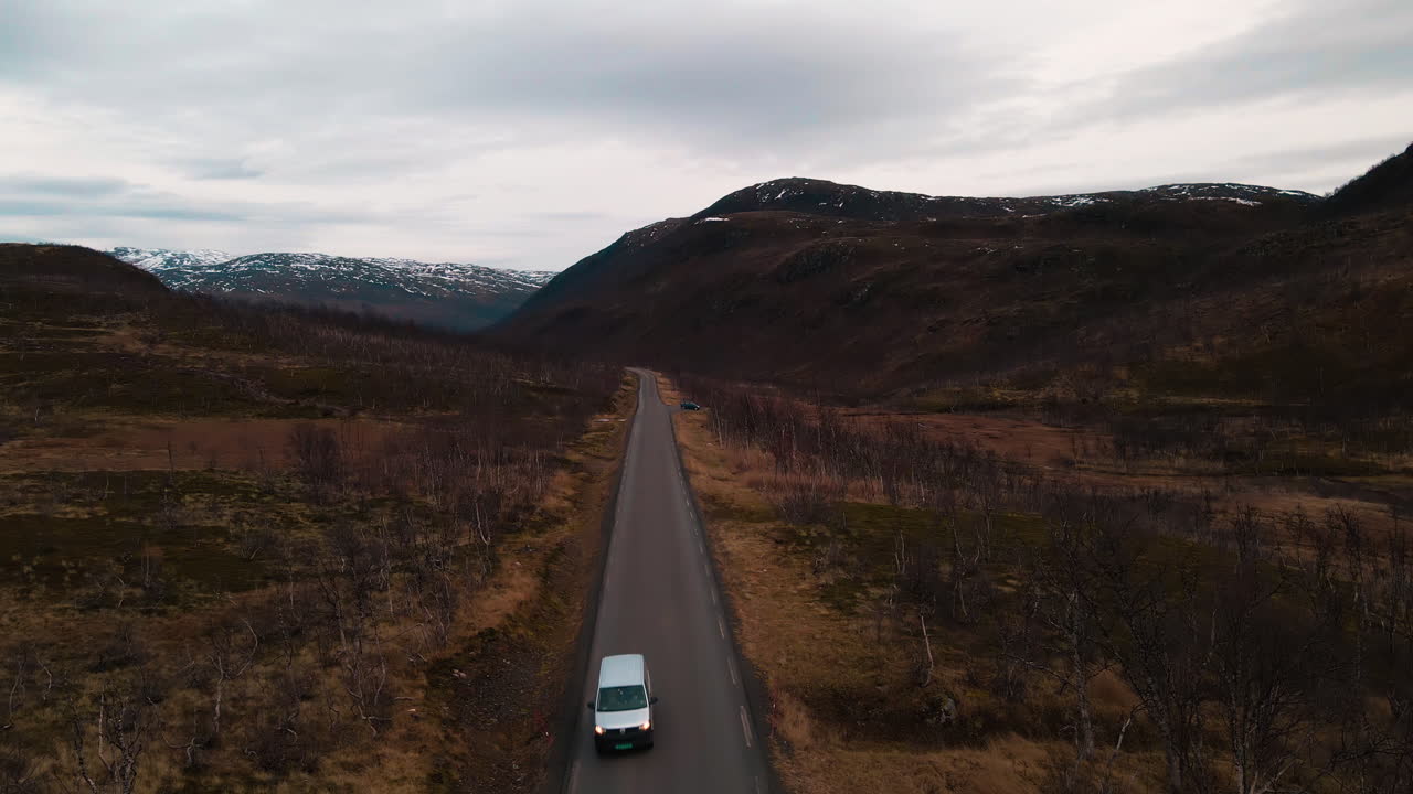 Viaggio on the road nella Norvegia settentrionale panoramica