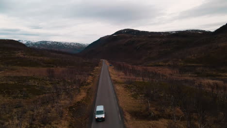 Viaje-Por-Carretera-En-El-Pintoresco-Norte-De-Noruega