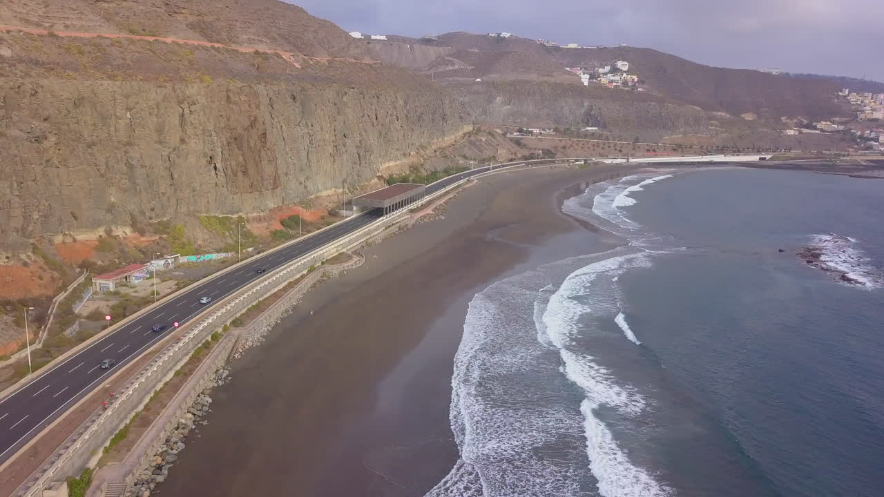 volando sobre la playa de la laja en las palmas de gran canaria en un día soleado