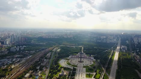 vista aérea del monumento de moscú y el paisaje urbano