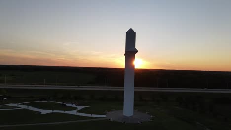 Sonnenuntergang-Des-Kreuzes-An-Der-Kreuzung-In-Effingham,-Illinois