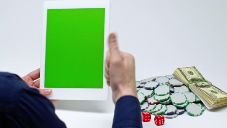 vista recortada del ganador sosteniendo una tableta digital con pantalla verde sobre blanco