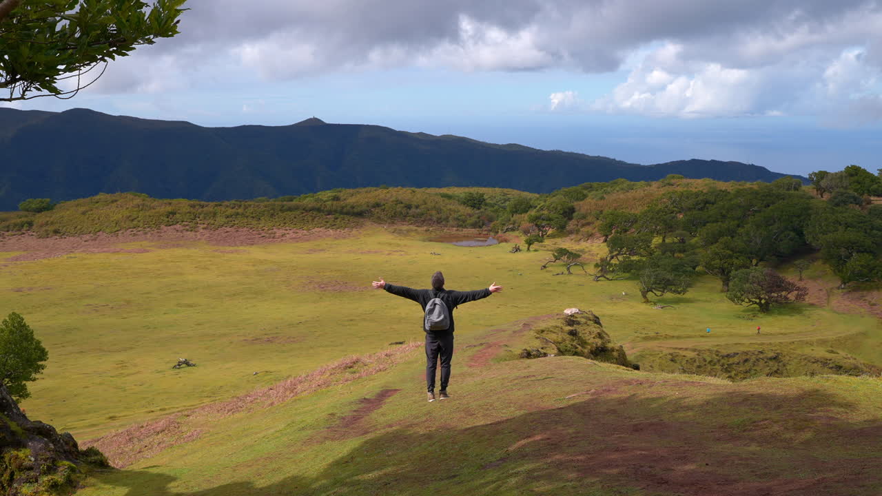 산 꼭대기 에서 전망 을 즐기는 사람