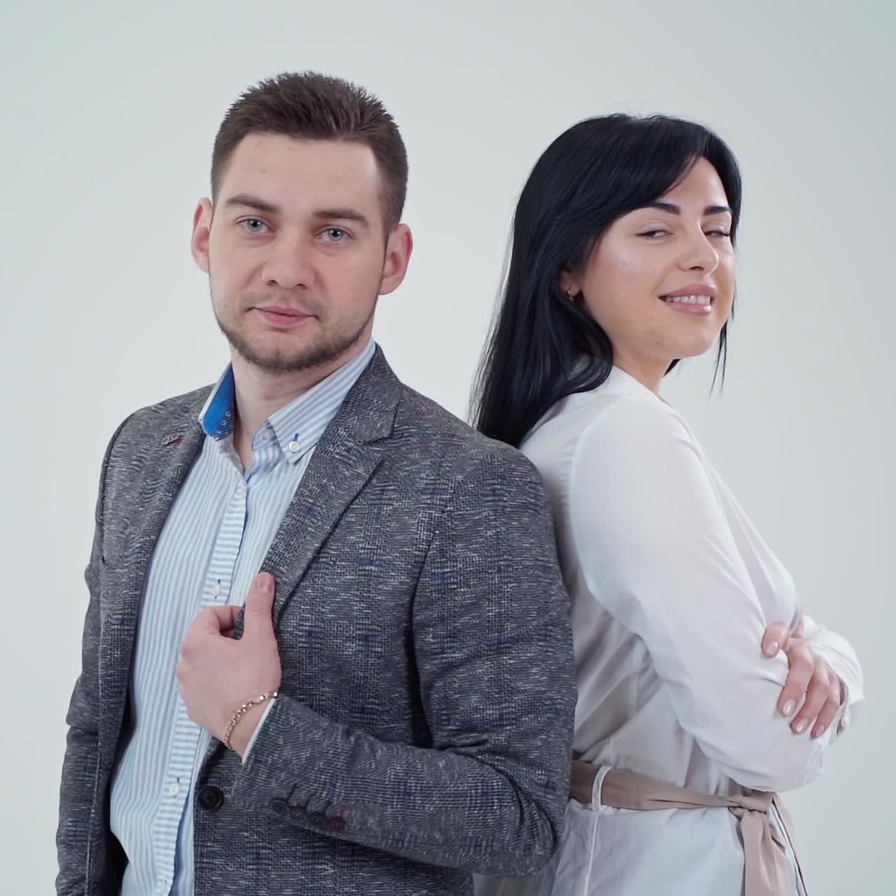 Partner appoggiati schiena contro schiena