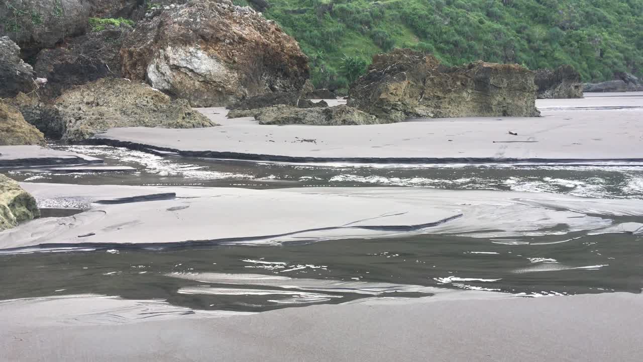 tranquilidad video de agua que fluye en la playa