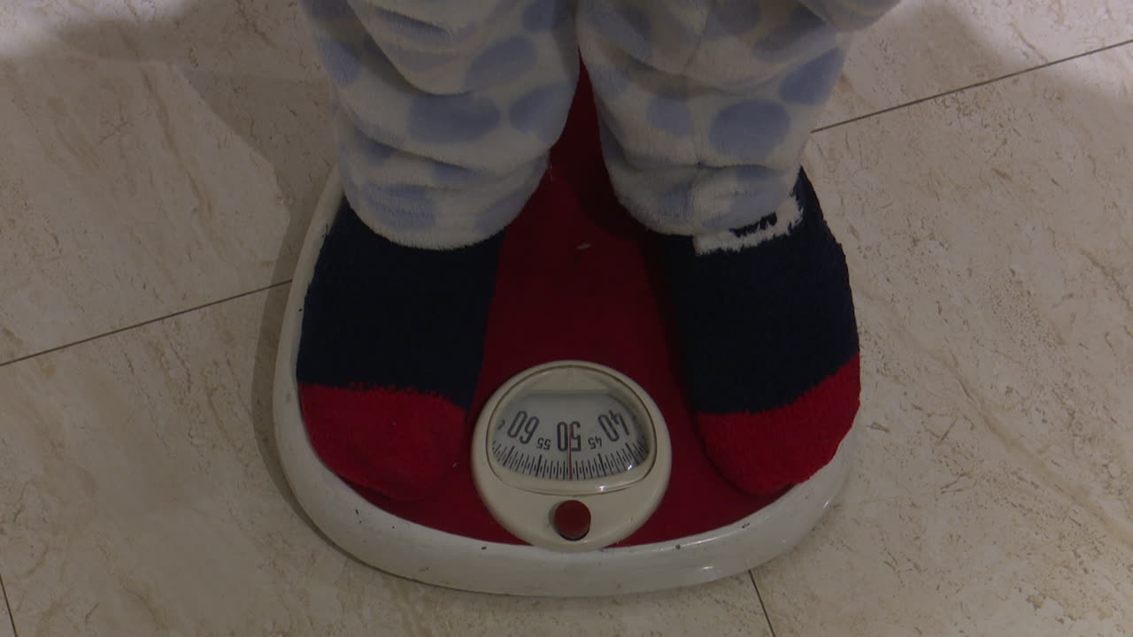 persona de pie en una escala