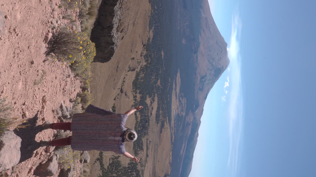 la silueta de un hombre admirando el volcán popocatepetl
