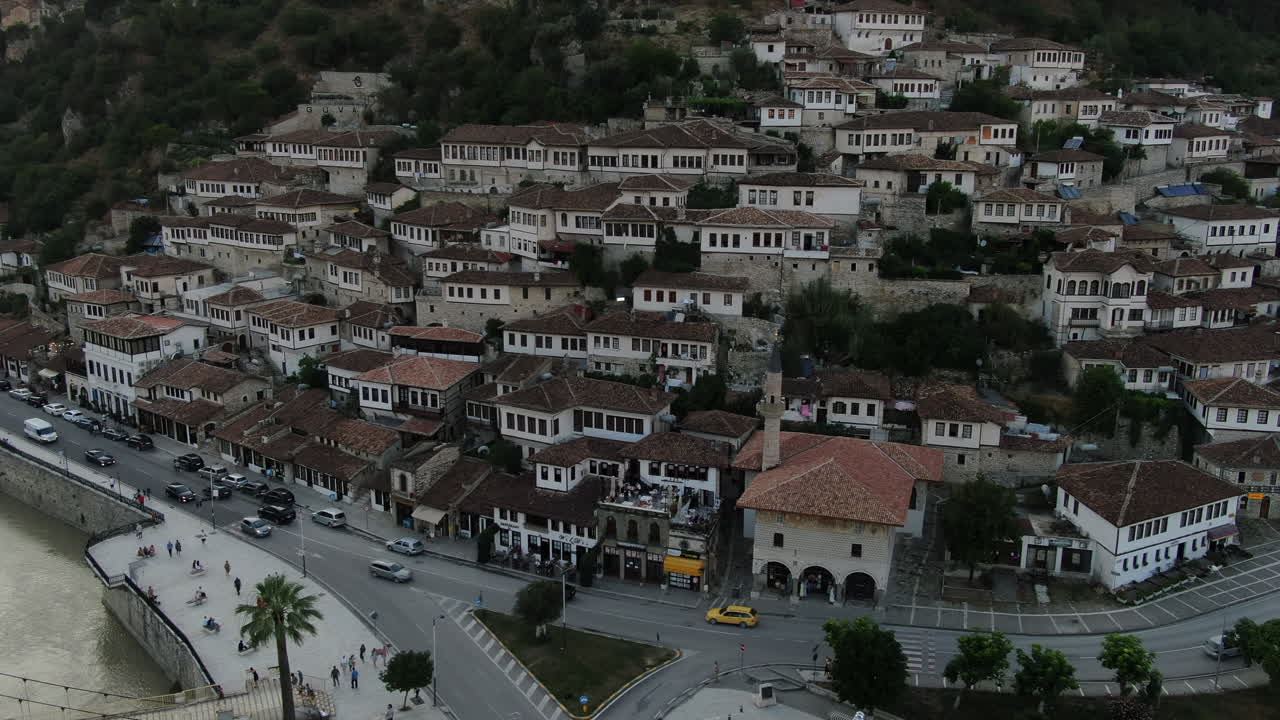 dron view 4k de berat, albania, la ciudad de las mil ventanas