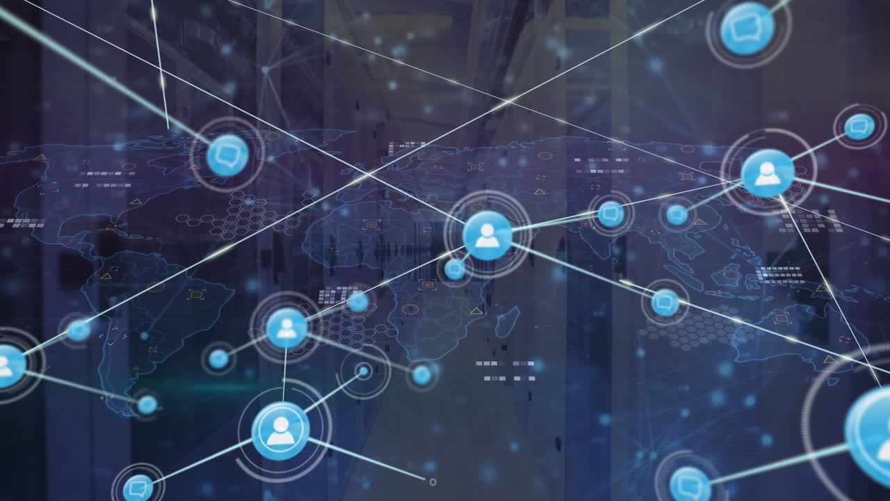animación de la red de iconos digitales y procesamiento de datos sobre el mapa del mundo contra la sala de servidores